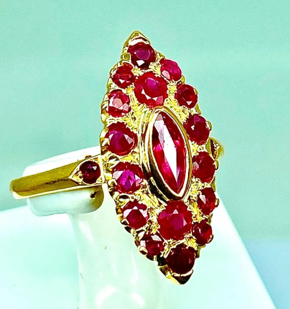 Bague or jaune pavée de rubis