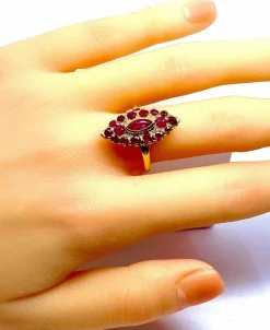 Bague or jaune pavée de rubis