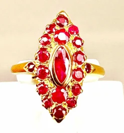 Bague or jaune pavée de rubis