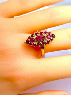 Bague or jaune pavée de rubis