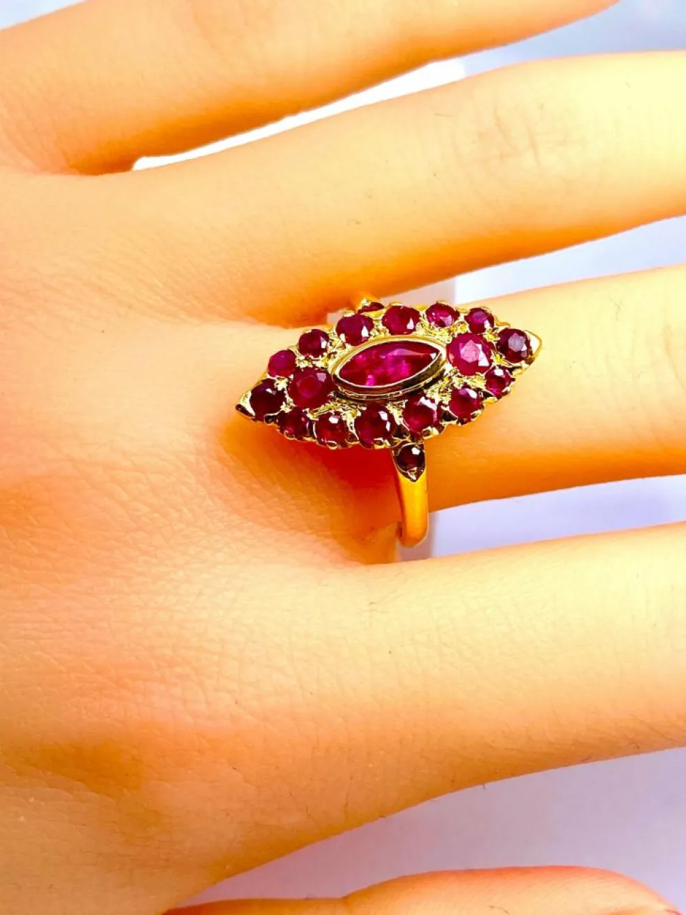 Bague or jaune pavée de rubis