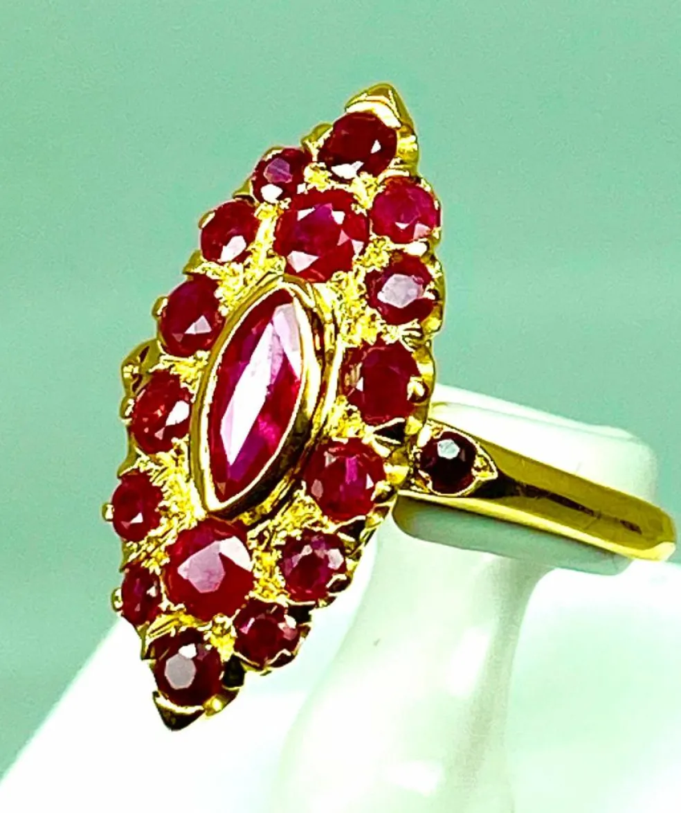 Bague or jaune pavée de rubis