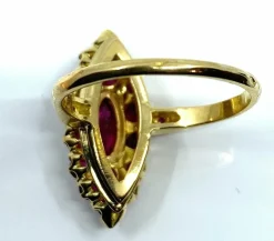 Bague or jaune pavée de rubis