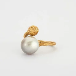 Bague or jaune, perle