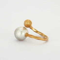 Bague or jaune, perle