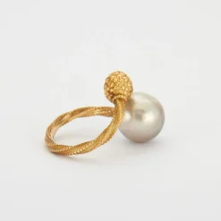Bague or jaune, perle