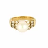 Bague or jaune, perle blanche et diamants