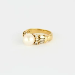 Bague or jaune, perle blanche et diamants