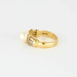 Bague or jaune, perle blanche et diamants