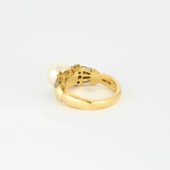 Bague or jaune, perle blanche et diamants
