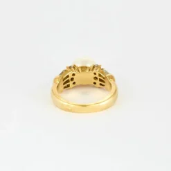 Bague or jaune, perle blanche et diamants