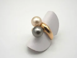 Bague or jaune, perle de Tahiti et perle blanche