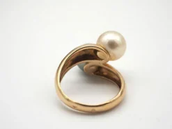 Bague or jaune, perle de Tahiti et perle blanche