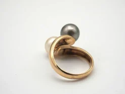 Bague or jaune, perle de Tahiti et perle blanche