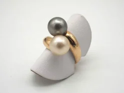 Bague or jaune, perle de Tahiti et perle blanche