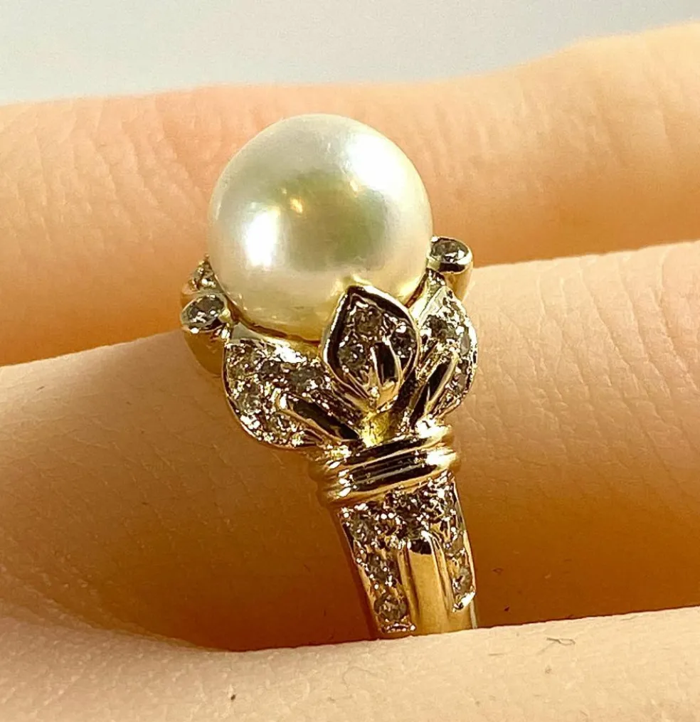 Bague or jaune, perle et 38 diamants