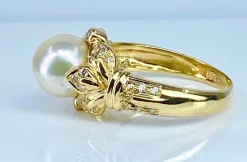Bague or jaune, perle et 38 diamants
