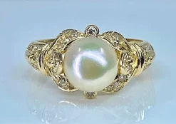 Bague or jaune, perle et 38 diamants