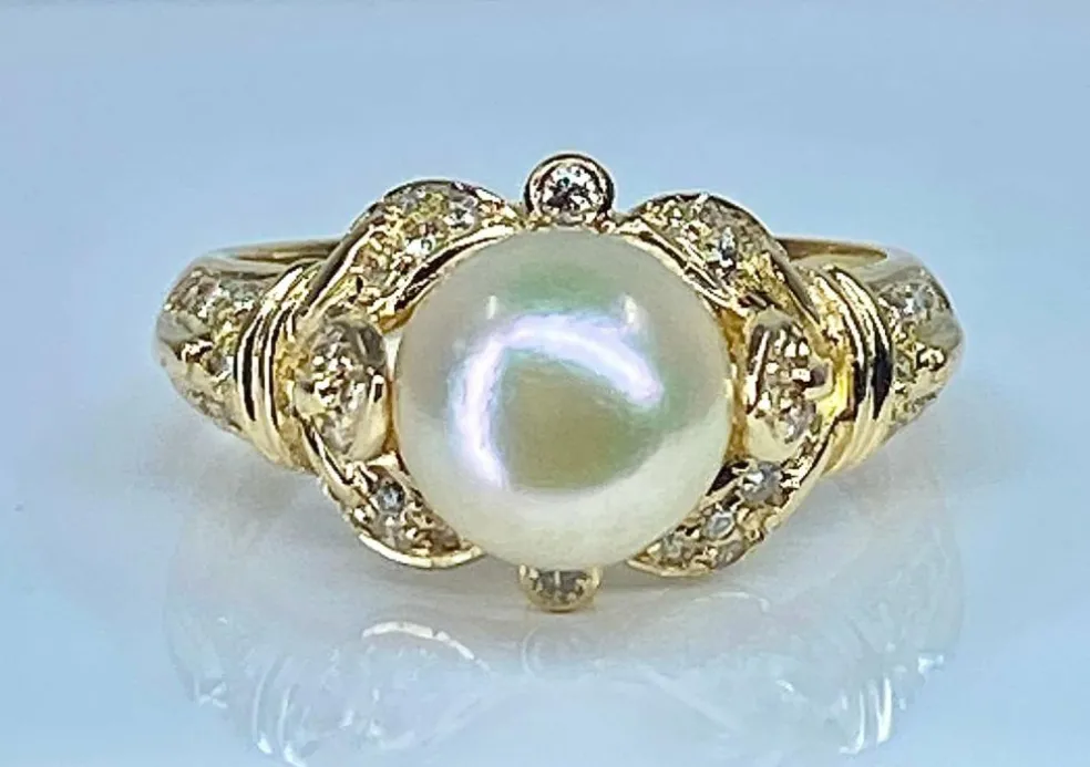 Bague or jaune, perle et 38 diamants