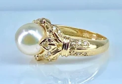 Bague or jaune, perle et 38 diamants