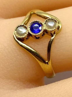 Bague or jaune, perles et pierre bleue