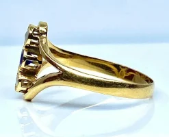Bague or jaune, perles et pierre bleue