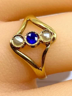 Bague or jaune, perles et pierre bleue