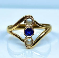 Bague or jaune, perles et pierre bleue