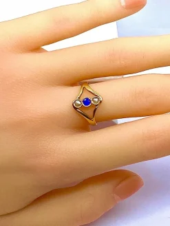Bague or jaune, perles et pierre bleue