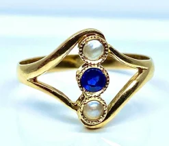 Bague or jaune, perles et pierre bleue
