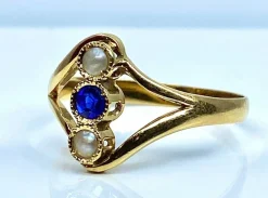 Bague or jaune, perles et pierre bleue