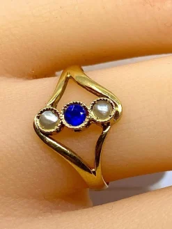 Bague or jaune, perles et pierre bleue