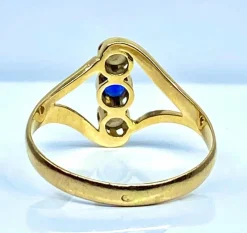 Bague or jaune, perles et pierre bleue
