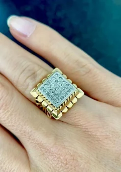 Bague or jaune platine avec pavage de diamants brillants et décor d'arabesques