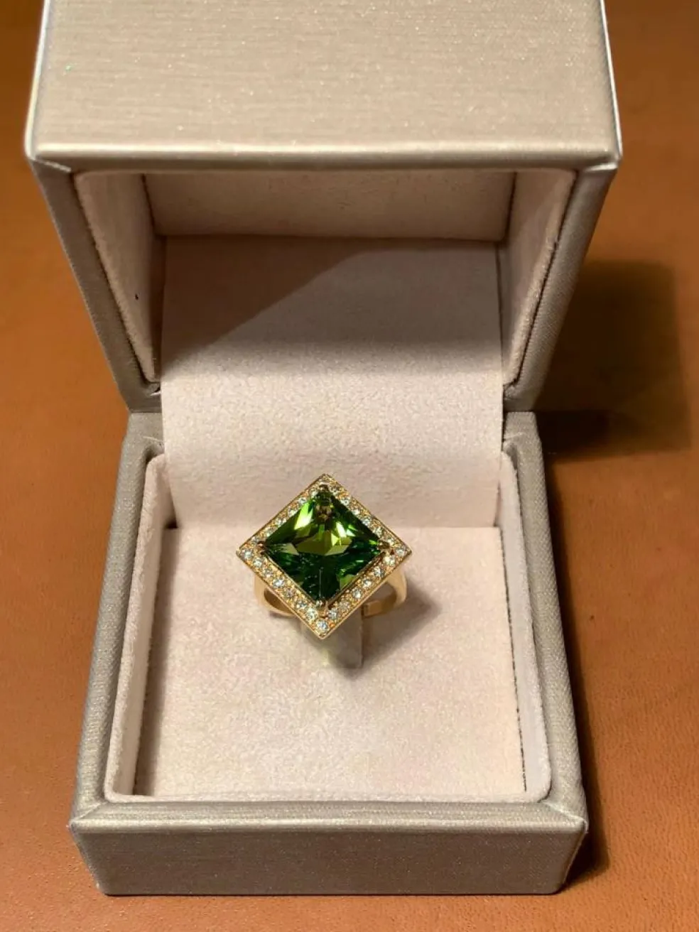 Bague or jaune péridot 6.13 carats diamants