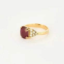 Bague or jaune, rubis 2,50 cts, diamants