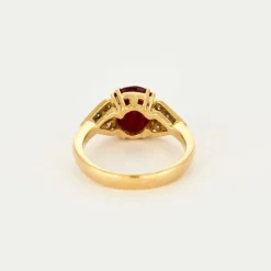 Bague or jaune, rubis 2,50 cts, diamants
