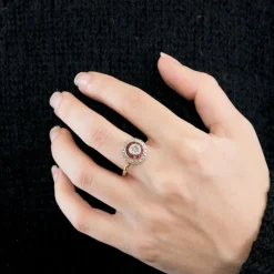 Bague or jaune, rubis calibrés et diamants