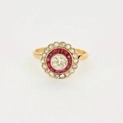Bague or jaune, rubis calibrés et diamants