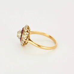 Bague or jaune, rubis calibrés et diamants