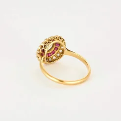 Bague or jaune, rubis calibrés et diamants