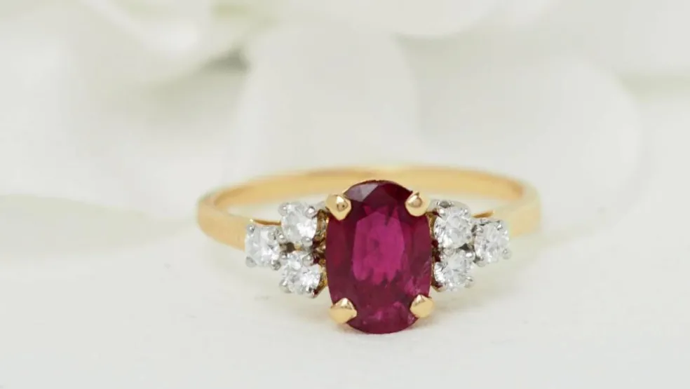 Bague or jaune rubis diamants