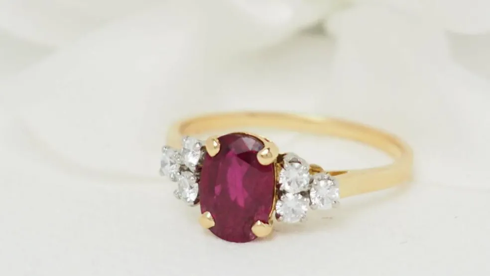 Bague or jaune rubis diamants