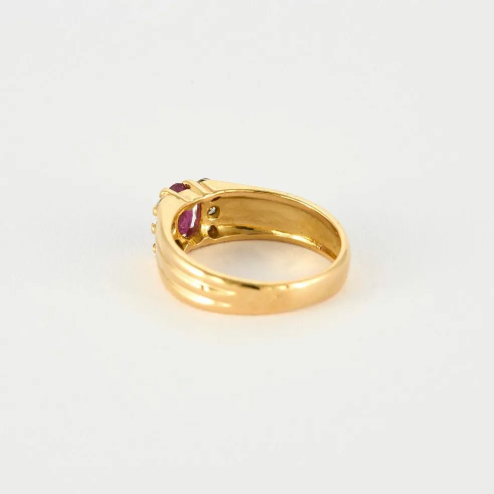 Bague or jaune, rubis et brillants