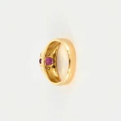 Bague or jaune, rubis et brillants