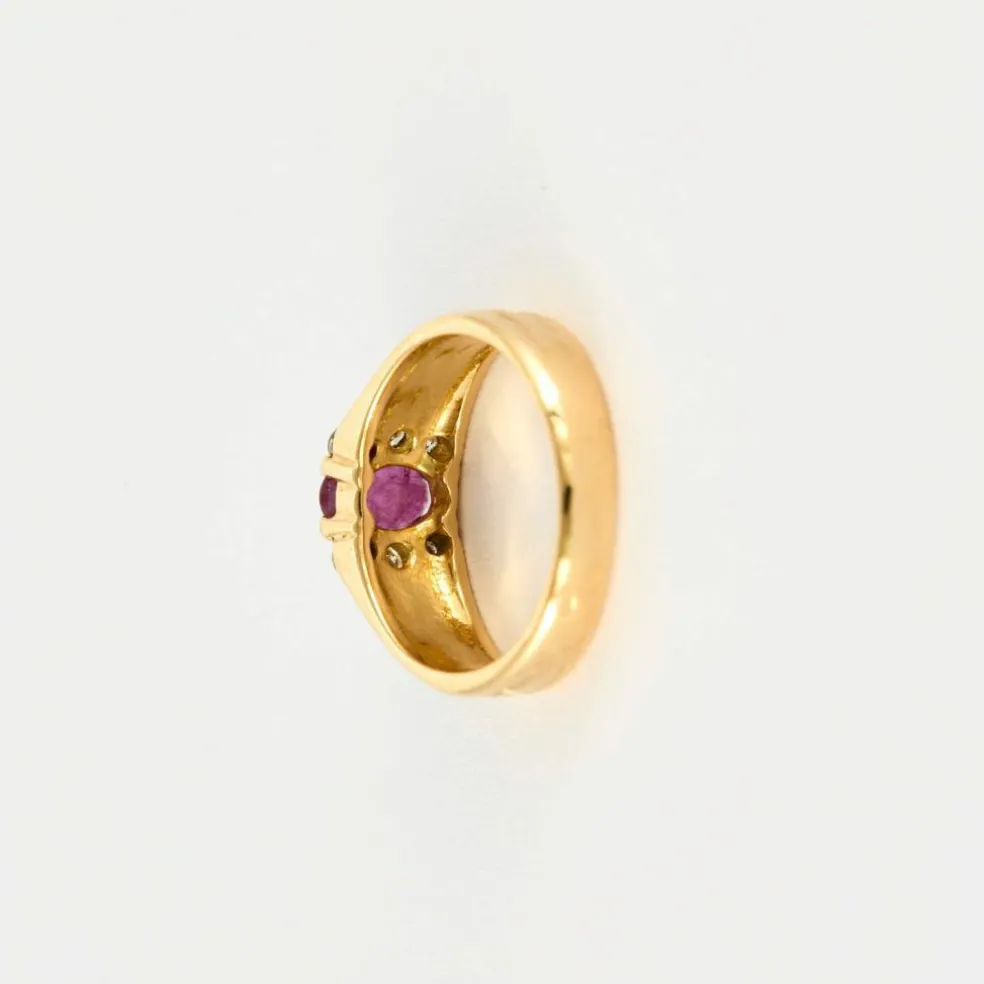 Bague or jaune, rubis et brillants