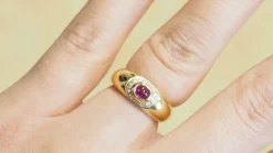 Bague or jaune, rubis et diamants