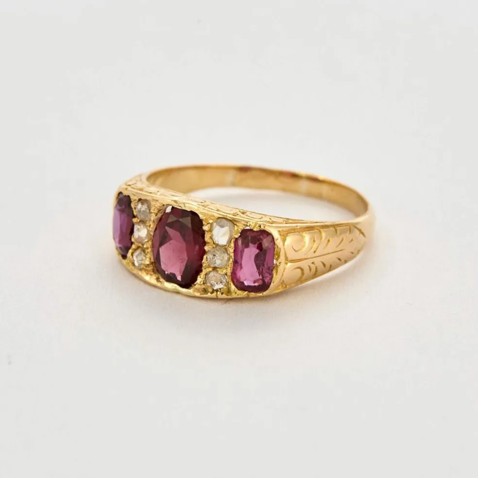 Bague or jaune, rubis et diamants