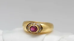 Bague or jaune, rubis et diamants