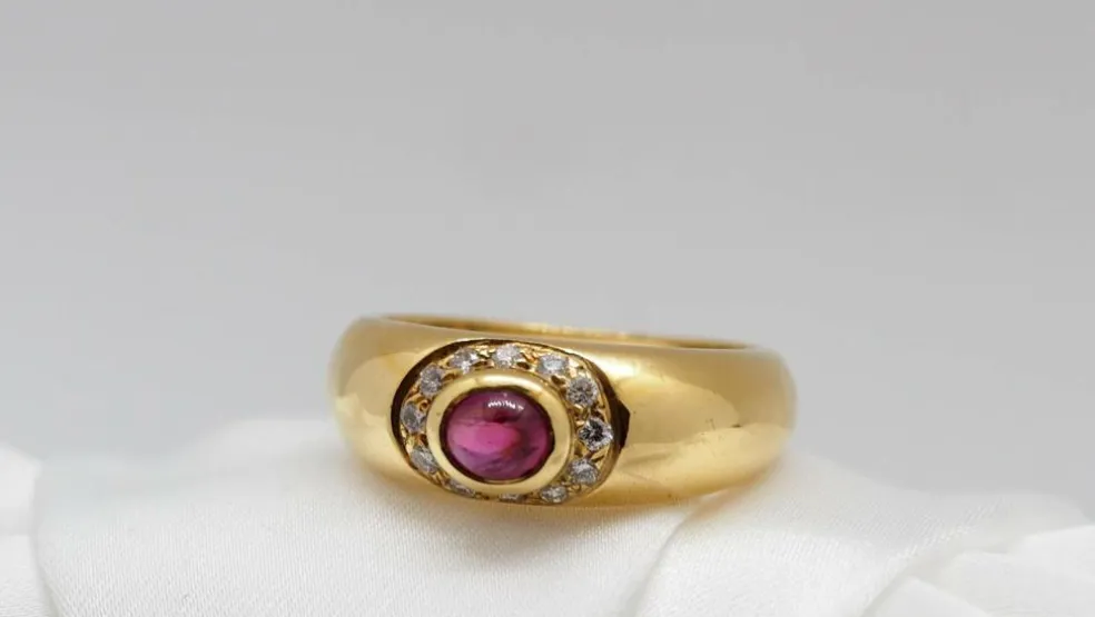 Bague or jaune, rubis et diamants